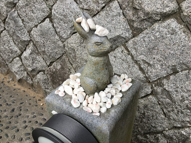立ちウサギの石像