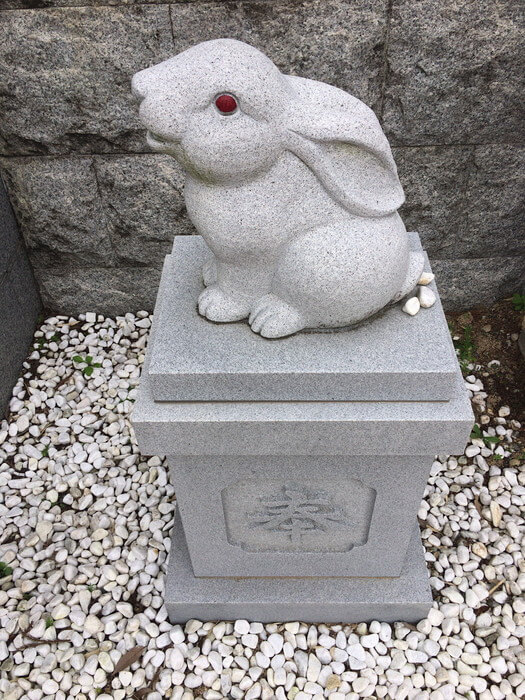 右側のウサギ像（三輪神社（兵庫県三田市））
