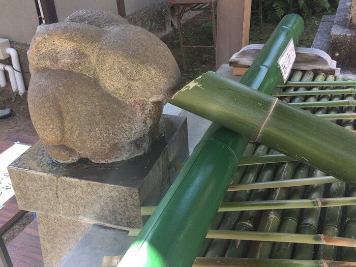 住吉神社の手水舎のウサギ（魚住）