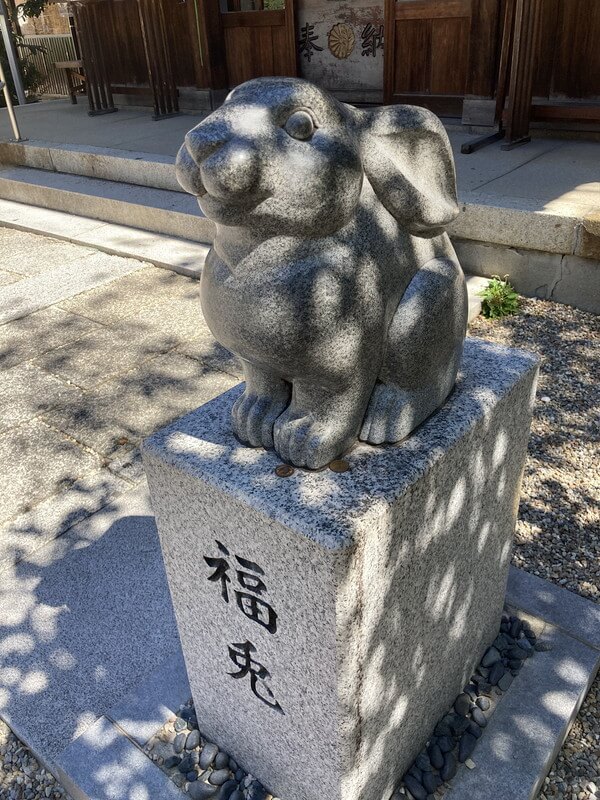 撫でウサギ（三輪神社、名古屋）